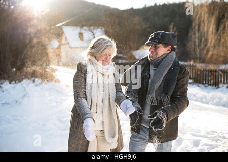 Schönes älteres paar Schneetreiben im sonnigen Winter Natur Stockfoto