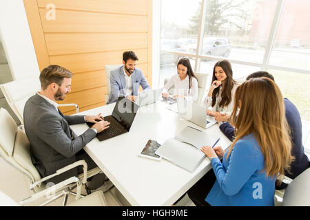 Junge Geschäftsleute mit Treffen in modernen Büro Stockfoto