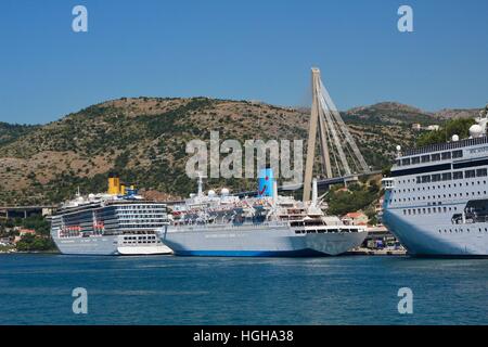 Kreuzfahrtschiff aufgereiht an der Fähre Tourist zur Altstadt von Dubrovnik, Überfüllung der Straßen Stockfoto