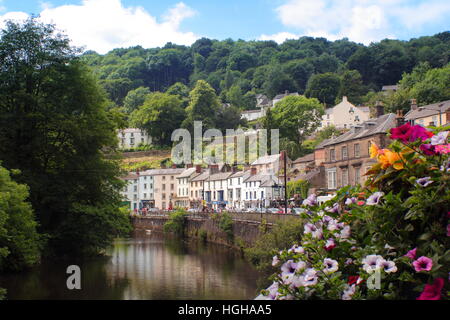 South Parade in Matlock Bath; ein ziemlich englisches Dorf eingebettet in eine Schlucht auf den Derwent in Derbyshire Dales, East Midlands, UK Stockfoto