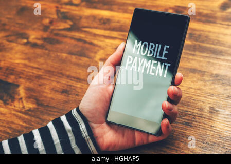 Smartphone-app für mobile-Payment, Frau mit Elektronik für die Online-Zahlung Stockfoto