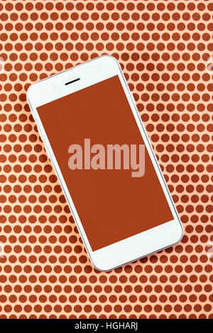 Smartphone mit leeren Bildschirm als Mock-up Textfreiraum, Draufsicht des Mobiltelefons über gestrichelten Hintergrund Stockfoto