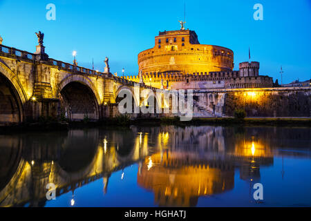 Das Mausoleum des Hadrian (Castel Sant'Angelo) in Rom bei Nacht Stockfoto