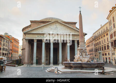 Pantheon auf der Piazza della Rotonda in Rom, Italien Stockfoto