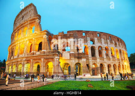 Rom - 08. NOVEMBER: Das Kolosseum oder Flavian Amphitheater mit Menschen in der Nacht vom 8. November 2016 in Rom, Italien. Stockfoto