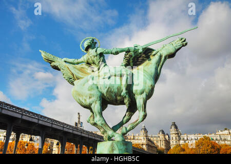 Statue La France Renaissante Bir-Hakeim-Brücke in Paris, Frankreich Stockfoto