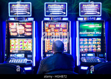 Sofia, Bulgarien - 24. November 2016: A spielt ein Mann an einem Spielautomaten in einer Casino-Geräte-Ausstellung in Inter Expo Center. Stockfoto