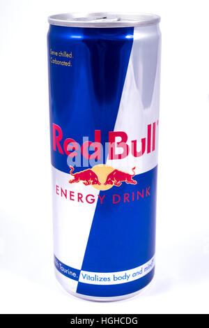 LONDON, UK - 4. Januar 2017: Eine Studioaufnahme von Red Bull Energy Drink über einen weißen Hintergrund, am 4. Januar 2017. Stockfoto