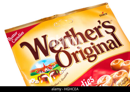 LONDON, UK - 4. Januar 2017: Eine Packung Werthers Original Butter Bonbons, über einen weißen Hintergrund, auf 4. Januar 2017 abgebildet. Stockfoto