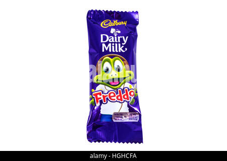 LONDON, UK - 4. Januar 2017: A Freddo Dairy Milk chocolate Bar hergestellt von Cadbury, abgebildet auf einem weißen Hintergrund Stockfoto