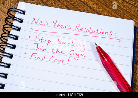 Eine Liste der New Years Resolutionen geschrieben auf einem Notizblock. Stockfoto