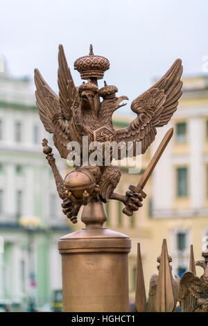 Fuhren zwei Adler Wappen des russischen Reiches am Zaun der Alexandersäule, Sankt Petersburg, Russland Stockfoto