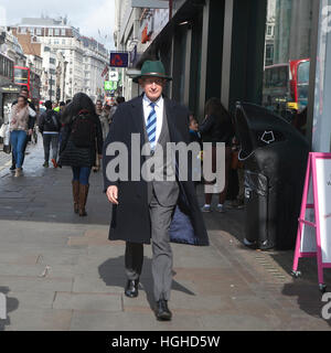 LONDON - 27. Oktober 2016: Alter Mann in der grünen Hut Gentleman auf der Straße Stockfoto