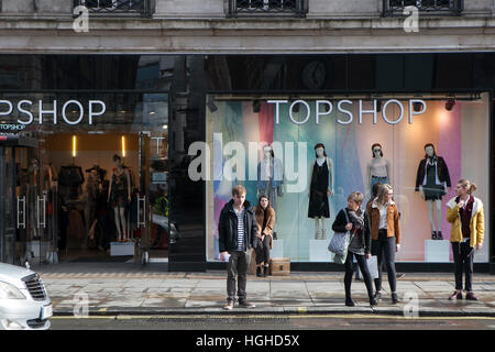 LONDON - 27. August 2016: Showcase Shop Top Shop am Strand. Menschen stehen in der Nähe der Fenster. Stockfoto