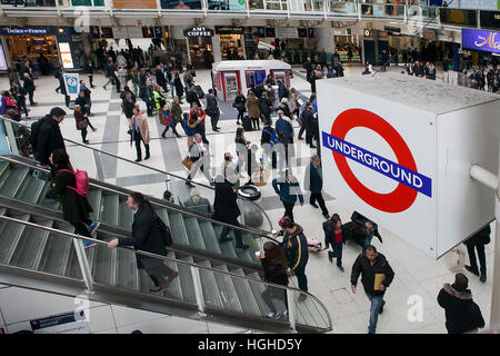 LONDON, UK - 28. Januar 2016: Liverpool St. Bahnhofshalle. Reisende und Pendler warten in der Bahnhofshalle von Londons beschäftigt Liverpool Stre Stockfoto