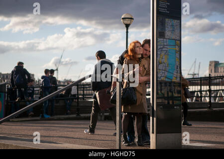 KINGS CROSS, LONDON, UK - 21. JULI 2016. Paar ein Tourist Willkommen in London-Informationen-Zeichen-Karte lesen Stockfoto