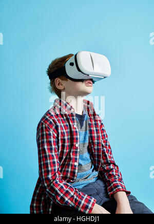 Junge 10yo tragen virtuelle Realität Kopfbedeckung, VR-Brillen Stockfoto