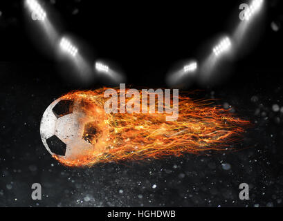 Soccer Ball des Feuers im Stadium Stockfoto