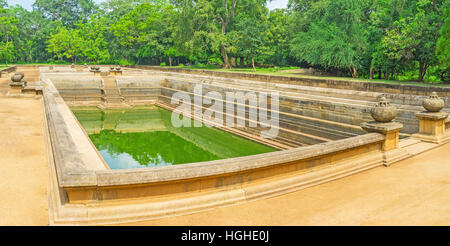 Panorama der antiken Kuttam Pokuna - Twin Teiche mit Granitmauern und Dekorationen, umgeben von üppigen Garten, Anuradhapura, Sri Lanka. Stockfoto