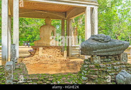 Die Rückseite des Samadhi Buddha-Statue mit den antiken Ruinen im Vordergrund, Anuradhapura, Sri Lanka. Stockfoto