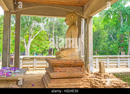 Der Samadhi Buddha-Statue in Pose der Meditation ist der Ort der Verehrung, umgeben von antiken Ruinen und Grün des Mahamevnawa Parks, Anuradhapura Stockfoto