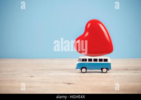 Alte Vintage Spielzeug van mit großen roten Herzen Figur an der Spitze im blauen Hintergrund. Stockfoto