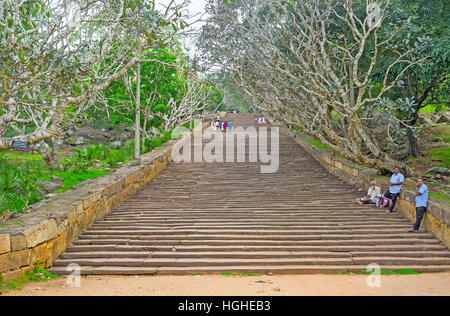 Die langen steinerne Treppe führt zum Mihintale Kloster Complex, auf der Oberseite Mahindas Hill Stockfoto