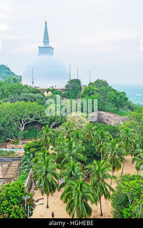 Die Maha Seya Stupa überstiegen die Mahinda Hill in Mihintale Tempel, Sri Lanka. Stockfoto