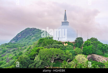 Die Maha Seya Stupa auf Mahinda Hügel in Mihintale, unter dem üppigen Grün, Sri Lanka. Stockfoto