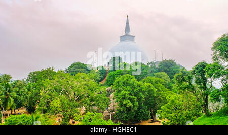 Die große Maha Seya Stupa auf der Oberseite Mahindas Hill, auch bekannt als Mihintale, Sri Lanka. Stockfoto