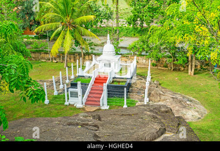 Der Blick auf die weiße Stupa, umgeben von Bäumen, aus dem heiligen Felsen der Isurumuniya Tempel, Anuradhapura, Sri Lanka. Stockfoto