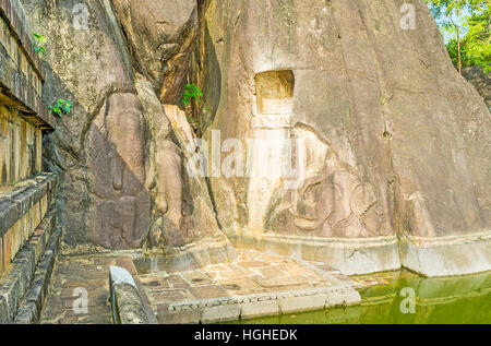 Die mittelalterlichen Schnitzereien aus der Familie der Elefanten auf den Heiligen Rock Isurumuniya Tempel, Anuradhapura, Sri Lanka. Stockfoto