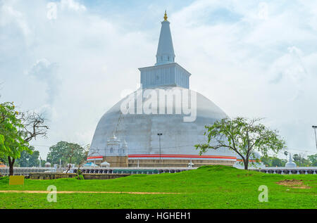 Der Blick auf die Ruwanwelisaya-Stupa, umgeben von grünen Rasen, Anuradhapura, Sri Lanka. Stockfoto