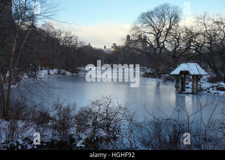 Gefrorenen Teich im Central Park in der Abenddämmerung Stockfoto