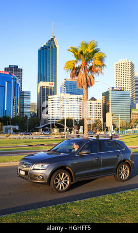 Eine Frau, einen SUV auf Riverside Drive in Perth City fahren. Stockfoto