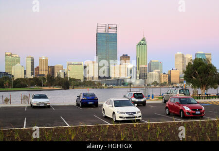 Parken in einem Parkhaus mit Perth City in der Ferne. South Perth, Western Australia, Australia Stockfoto