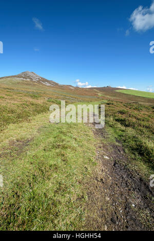 Yr eIFL.net (The Rivals) von Llyn Küstenweg auf Lleyn Halbinsel North Wales UK mit Caergribin in der Ferne betrachtet. Stockfoto