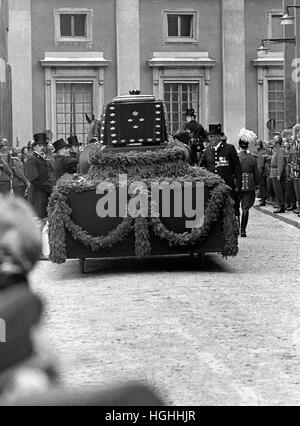 Der schwedische König Gustaf VI Adolf s Tod bringt der Sarg auf einem Katafalk, auf dem Friedhof in Haga Stockfoto