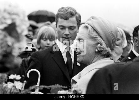 KUNG CARL GUSTAV als Kronprinz 1967 zusammen mit seiner Mutter Prinzessin Sibylla am Nationalfeiertag in Skansen Stockfoto