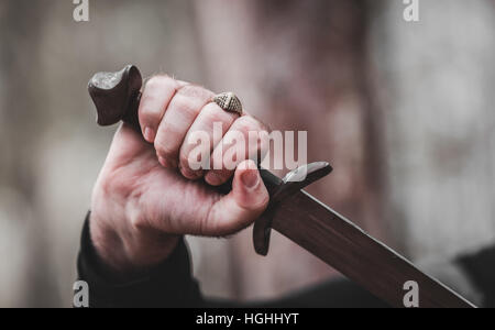 Antike Schwert in des Mannes Hand Nahaufnahme Stockfoto