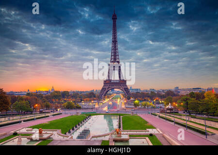 Paris. Stadtbild Bild von Paris mit dem Eiffelturm bei Sonnenaufgang. Stockfoto