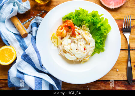 Meeresfrüchte-Salat auf Holztisch Stockfoto