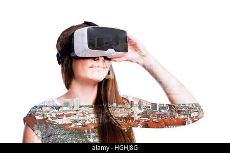 Doppelbelichtung. Frau mit virtual-Reality-Brille. Häuser. Abschleppwagen Stockfoto