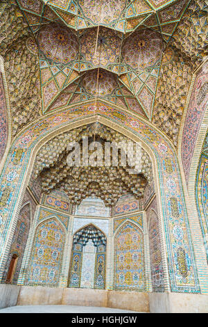 Fliesen Sie im Iran die alte Moschee und traditionellen Wand Schnitt nahe Minarett Stockfoto