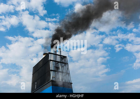 An Bord, Schornstein einer Fähre oder Kreuzfahrtschiff, schwarzer Rauch. Belastet die Atmosphäre auch um Urlaub, aus geschäftlichen Gründen reisen. Stockfoto