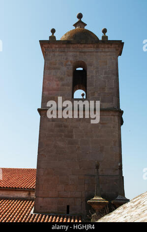 Porto: der Glockenturm und das rote Dach des 16. Jahrhundert St. Laurentius-Kirche, Convento de Sao Lourenco in der Altstadt Stockfoto