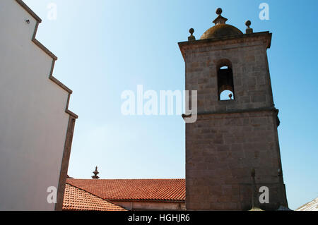Porto: der Glockenturm und das rote Dach des 16. Jahrhundert St. Laurentius-Kirche, Convento de Sao Lourenco in der Altstadt Stockfoto