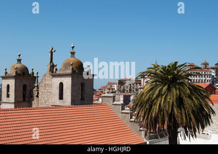 Porto, Portugal, Europa: die Türme und die roten Dach des 16. Jahrhundert Kirche St. Laurentius, Convento de Sao Lourenco in der Altstadt Stockfoto