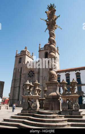 Porto: Die verdrehten Spalte der Pranger, Pelourinho, manuelinischen Spalte Symbol der Macht der Gerechtigkeit vor der Sé, die Kathedrale in der Altstadt Stockfoto