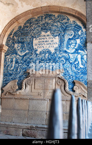 Porto, Portugal, Europa: Details der gotische Kreuzgang der Sé do Porto, der Kathedrale von der alten Stadt, dekoriert mit barocken Azulejos Stockfoto